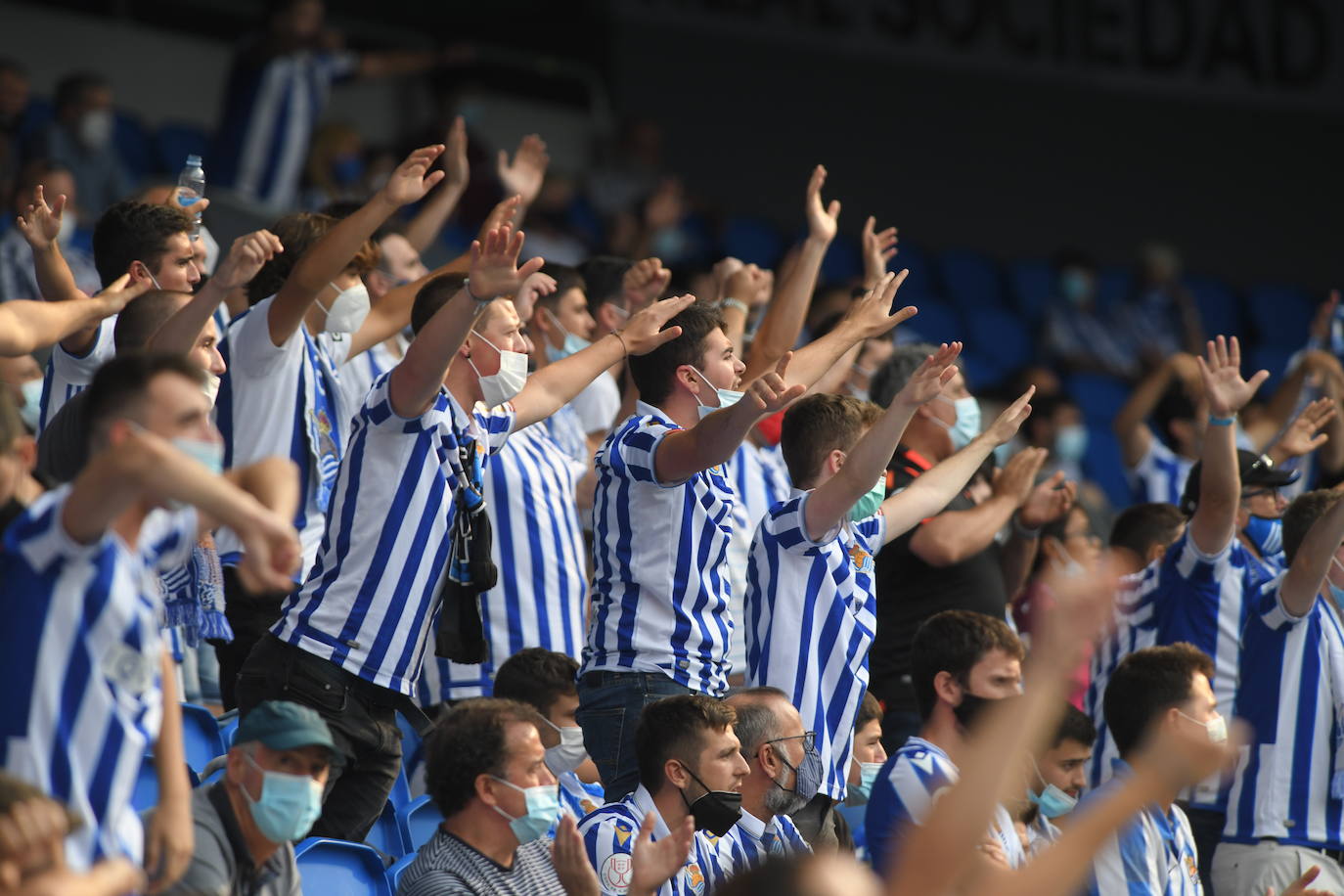 Aficionados de la Real animan durante el partido contra el Rayo Vallecano.