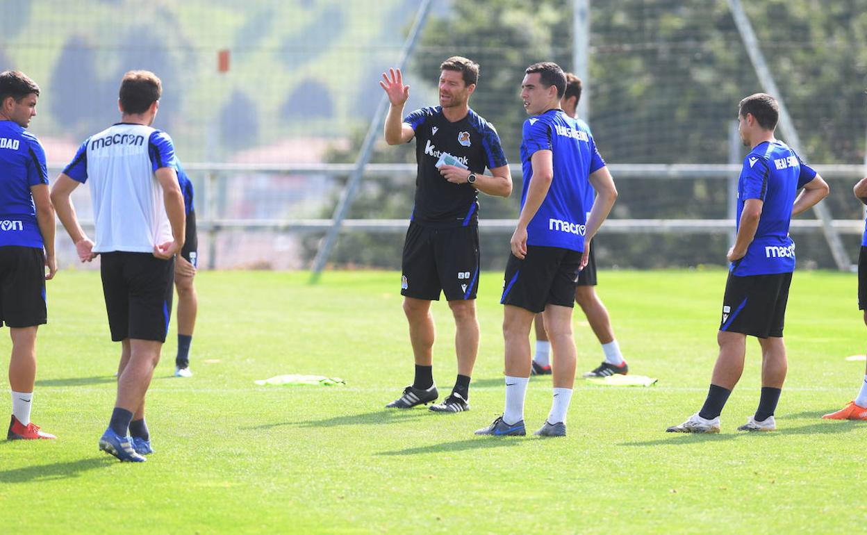 Xabi Alonso da instrucciones durante un entrenamiento en Zubieta.