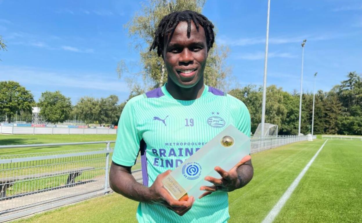 El exrealista Bruma con el galardón que le acredita como el mejor jugador de la Eredivisie del mes de agosto.