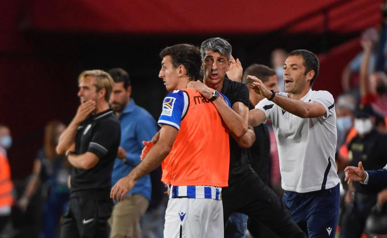 Imanol Alguacil abraza a Mikel Oyarzabal durante uno de los goles de la Real en Los Cármenes. 