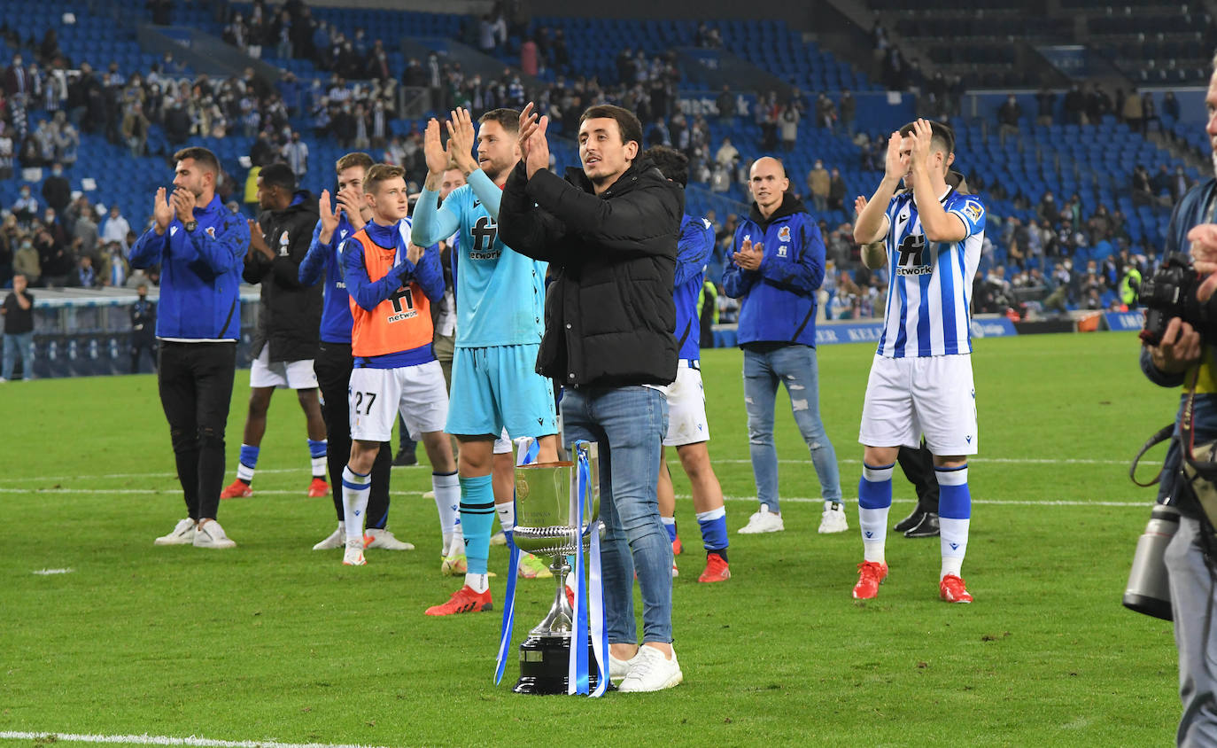 Fotos: Los jugadores sacan a pasear la Copa del Rey ante la afición