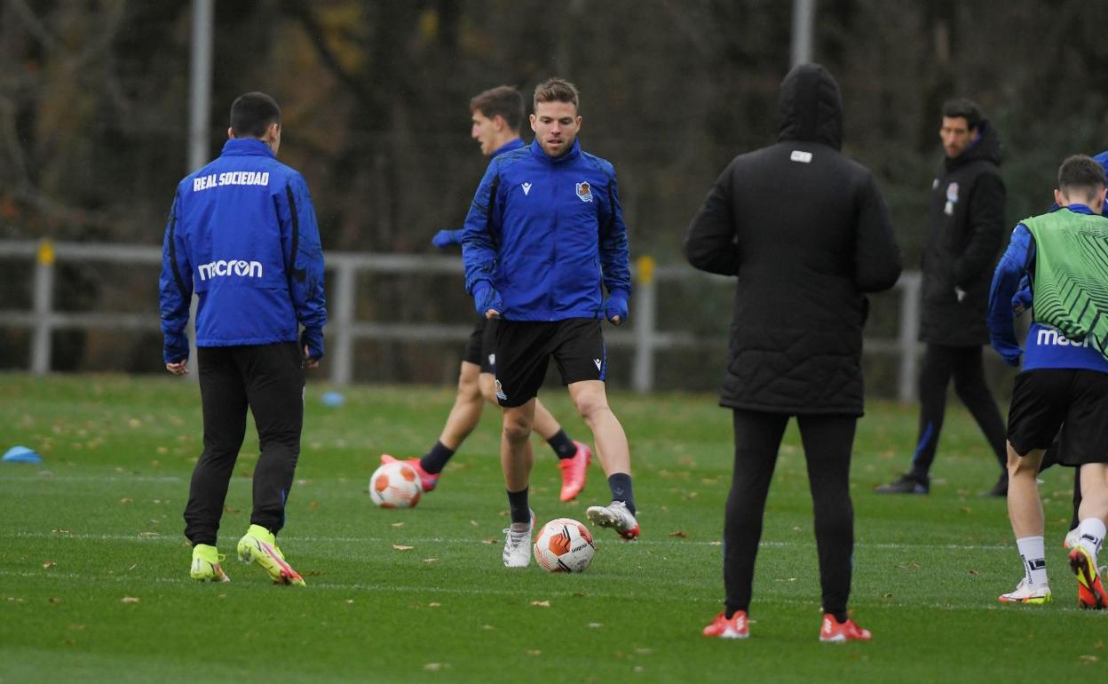 Asier Illarramendi, en el entrenamiento de esta mañana, vuelve a la lista. 