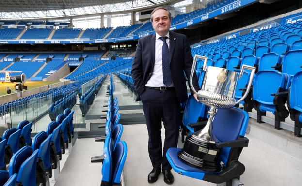 Jokin Aperribay, en la tribuna principal del Reale Arena con la Copa del Rey.