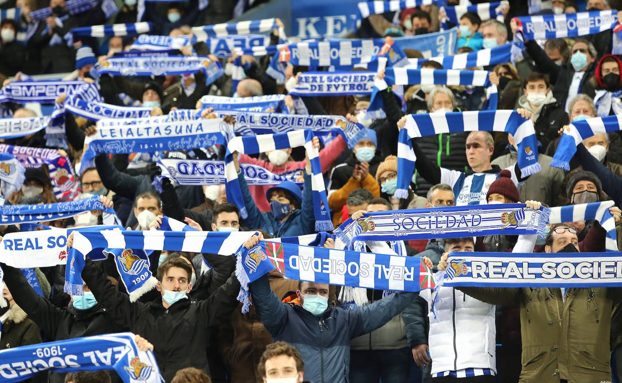 Aficionados de la Real Sociedad extiende sus bufandas durante el partido contra el Getafe en el Reale Arena. 