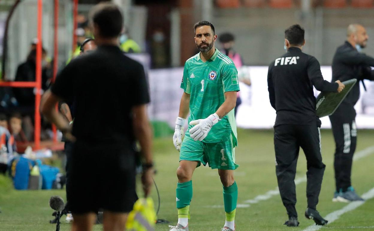 Claudio Bravo se lesiona con Chile y es duda para jugar en Anoeta