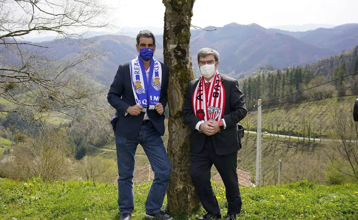 Eneko Goia y Juan Mari Aburto, con las bufandas de Real y Athletic, en Ixua hace un año. 