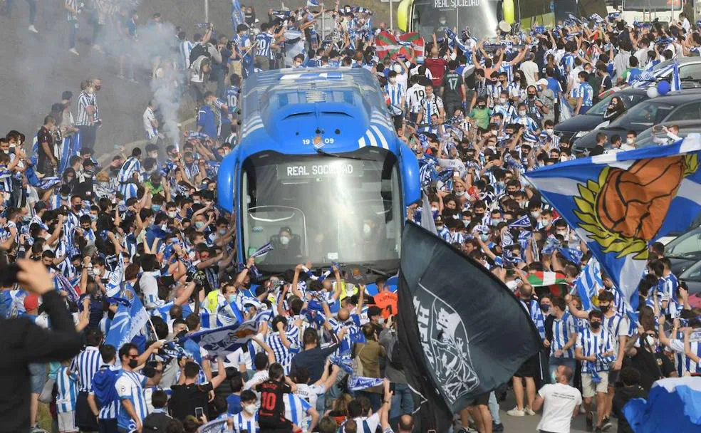 Cientos de seguidores txuri-urdin rodean el autobús que traslada a los jugadores de la Real. 