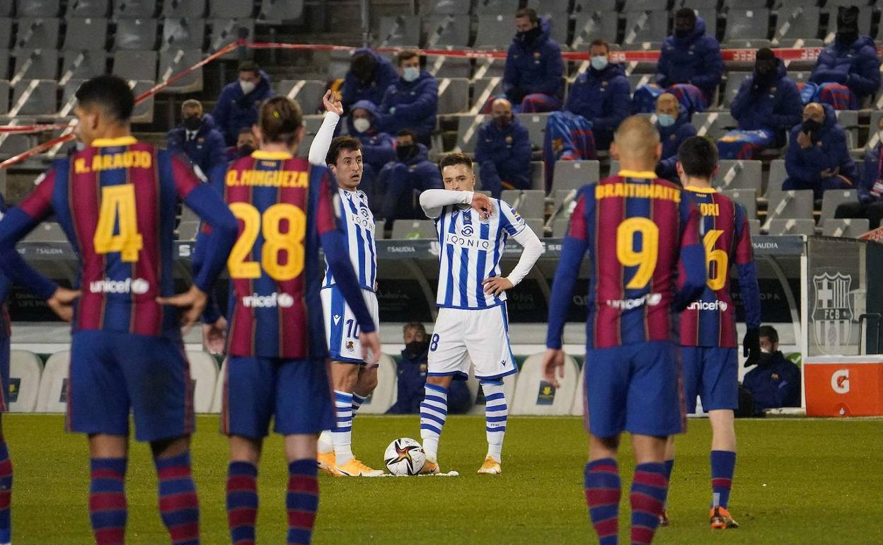 Oyarzabal y Gorosabel botan una falta en la semifinal de la Supercopa de España de 2021.