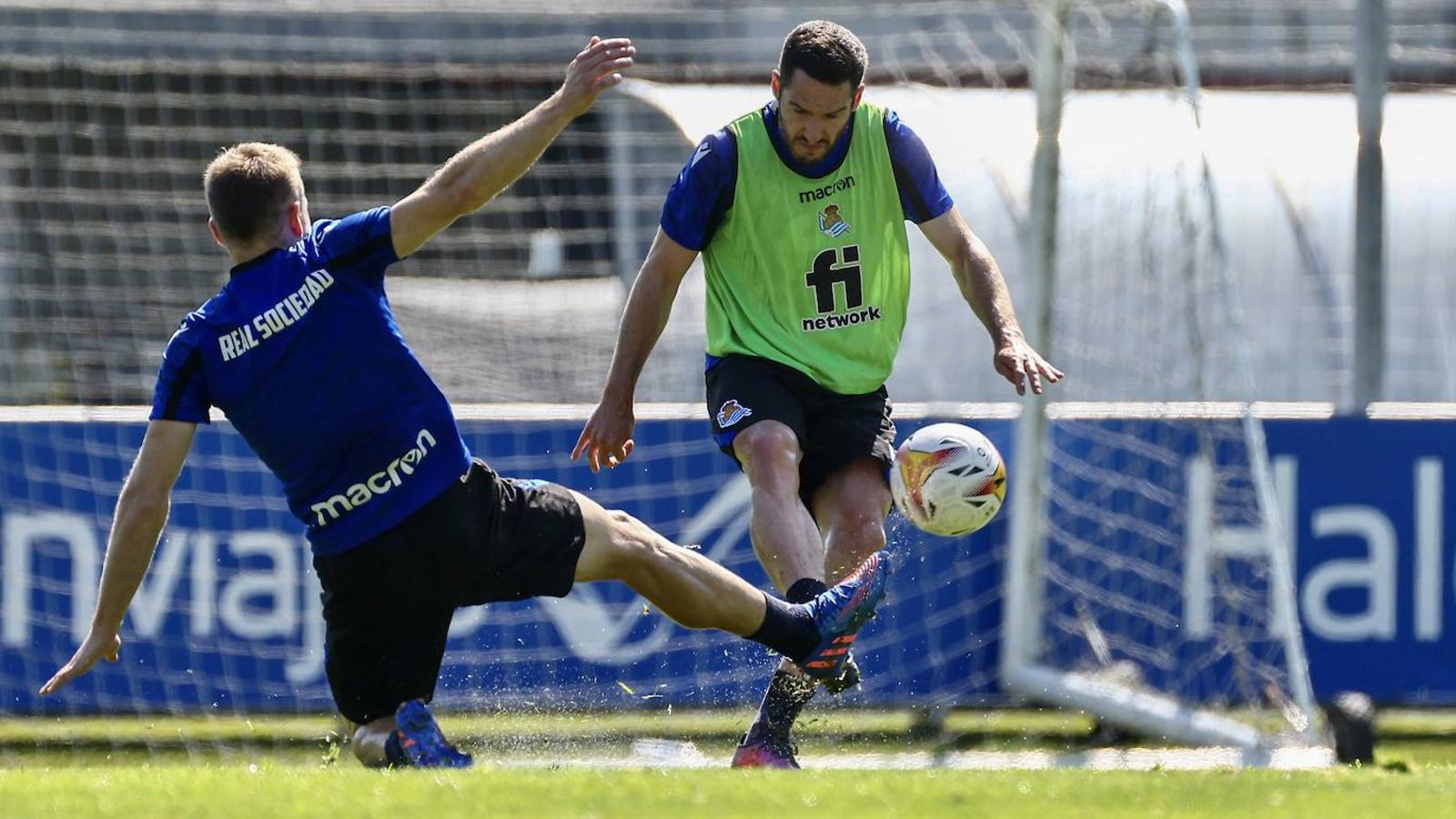 Fotos: Carlos Fernández y Nacho Monreal siguen al margen en el regreso del grupo a Zubieta