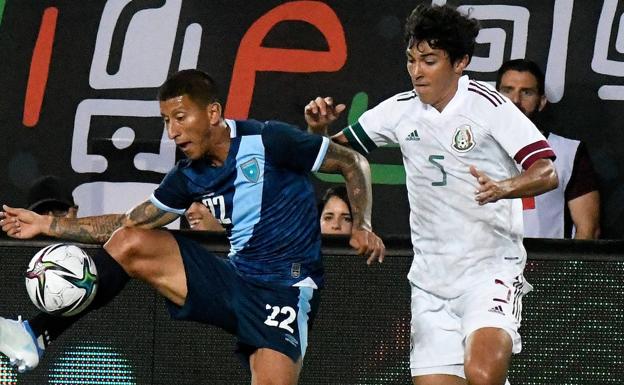 Jonathan Gómez debuta con la selección absoluta de México.