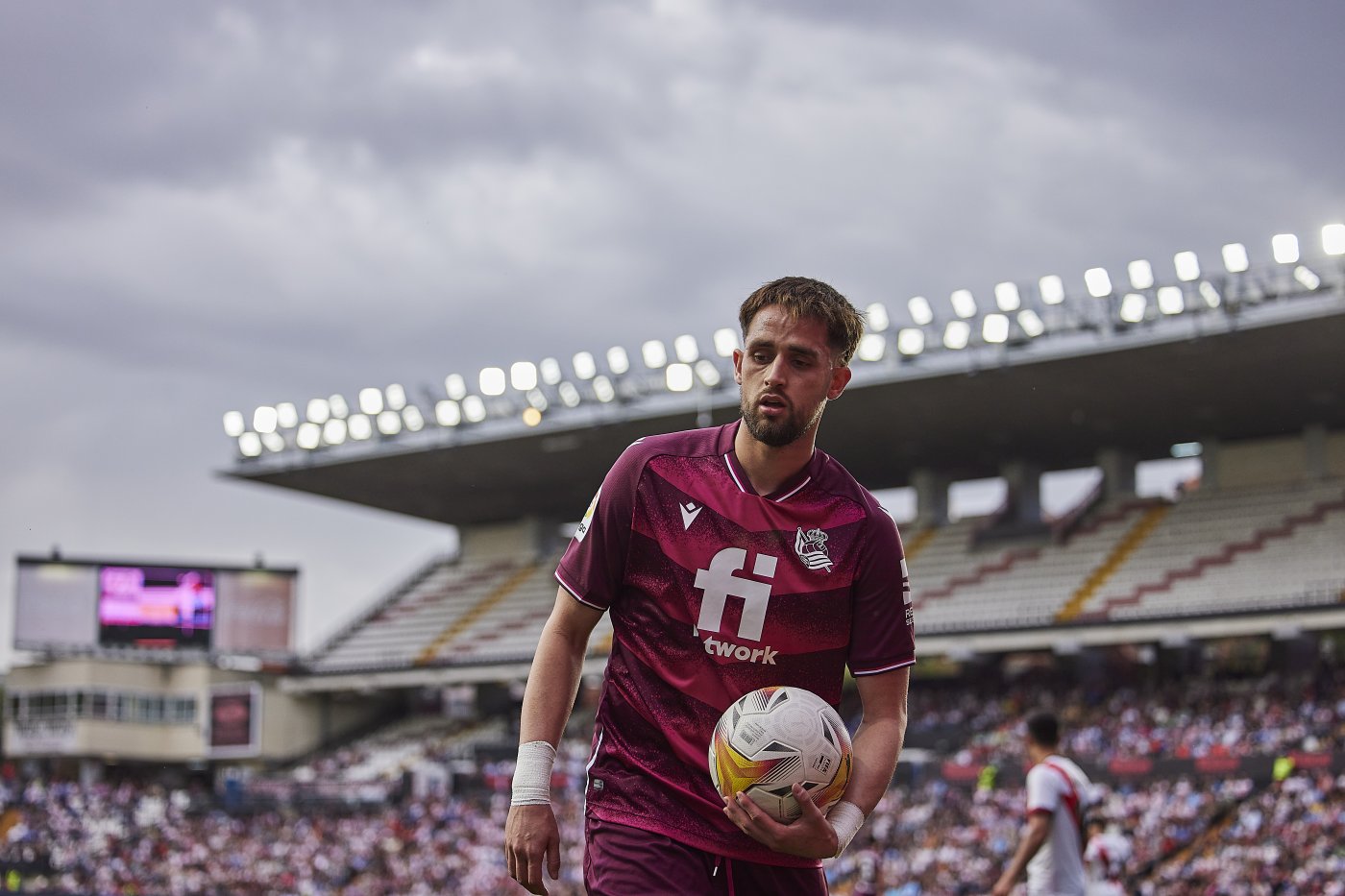 Januzaj coge el balón con la mano para sacar un córner durante el partido de Vallecas. 