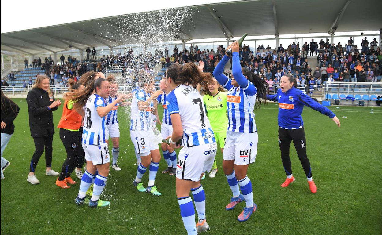 Las jugadoras de la Real celebran la clasificación a la Champions lograda el pasado domingo en Zubieta.