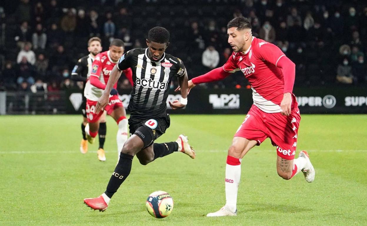 Mohamed-Ali Cho trata de zafarse de Maripán en un partido del Angers ante el Mónaco. 