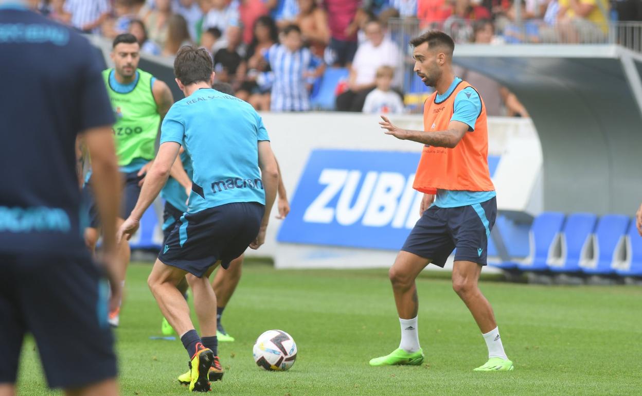 Brais Méndez realiza un control durante el entrenamiento de ayer en Zubieta. 