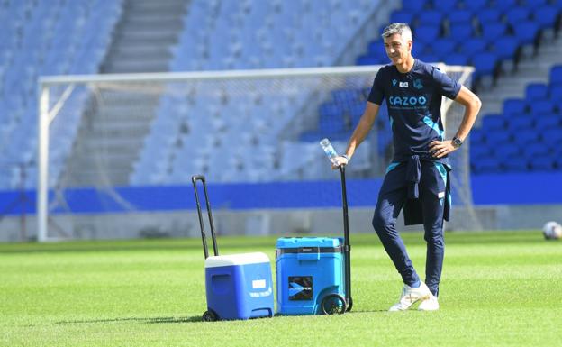 Imanol Alguacil descansa apoyado en una nevera durante el entrenamiento de este viernes en el Reale Arena. 