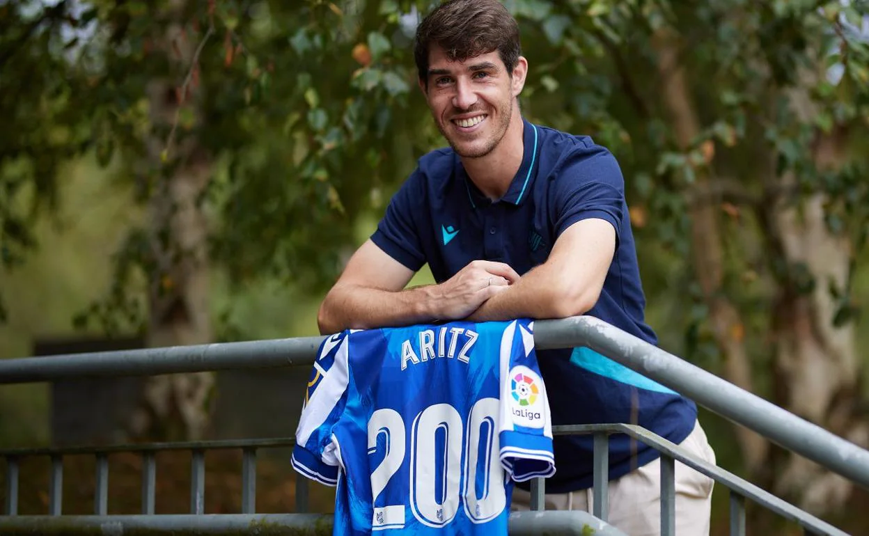 Aritz, orgulloso de la camiseta que le acredita como bicentenario. 