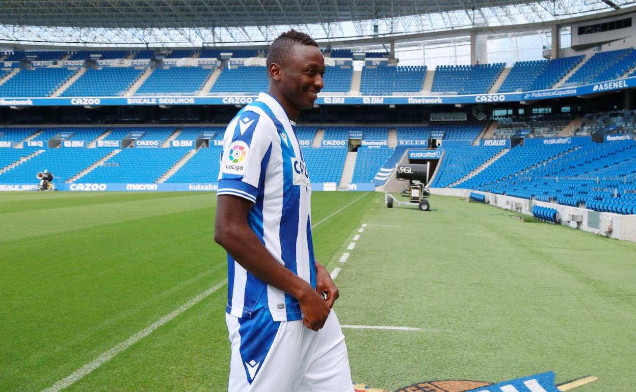 Sadiq Umar, con la camiseta de la Real Sociedad.