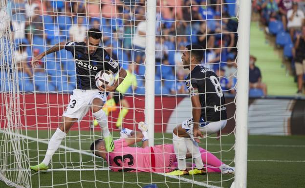 Brais Méndez recoge el balón de la portería del Getafe tras su gol para intentar que el partido se reanude cuanto antes. 