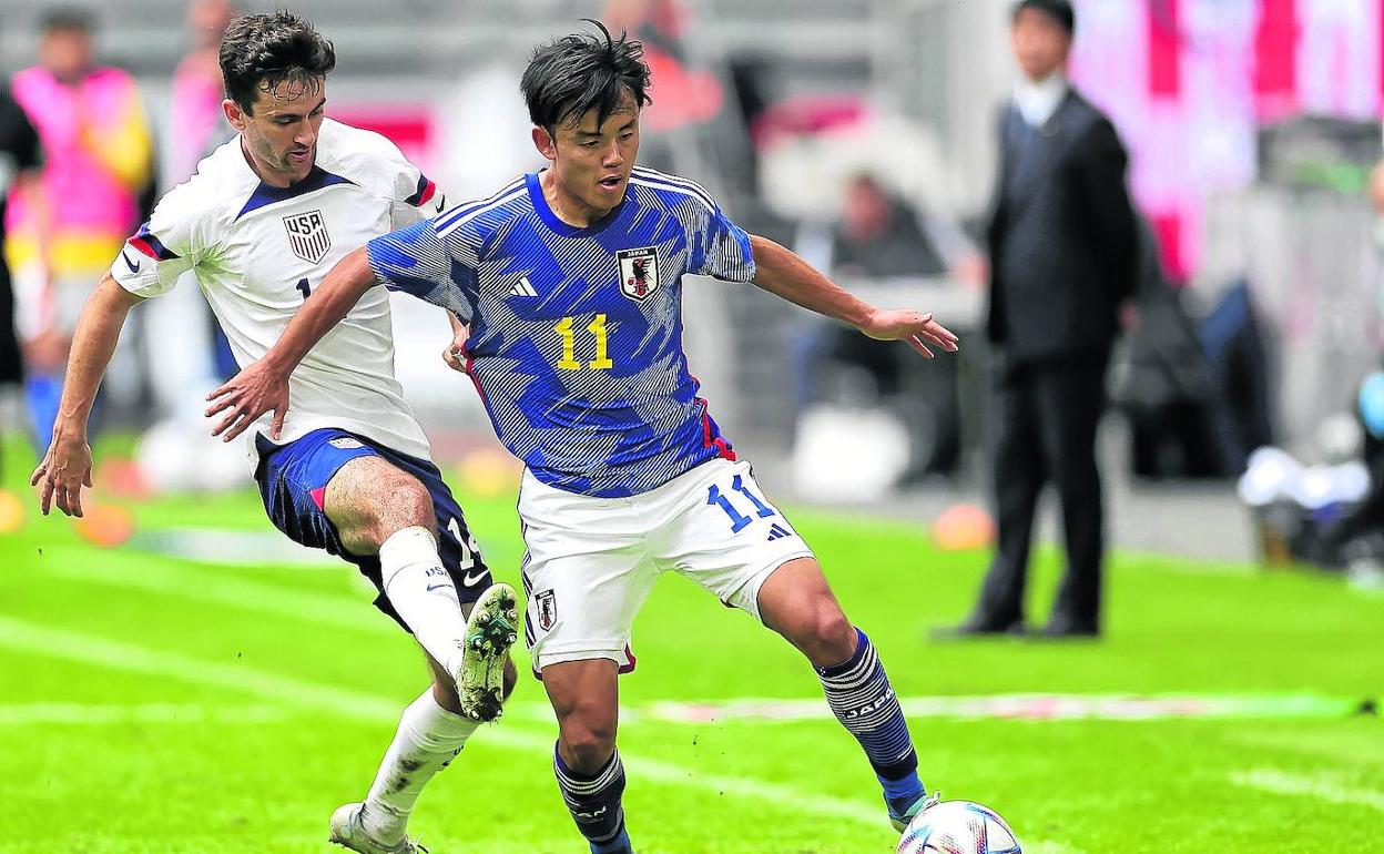 Take Kubo juga el balón perseguido por Luca de la Torre en el amistoso del viernes ante Estados Unidos.