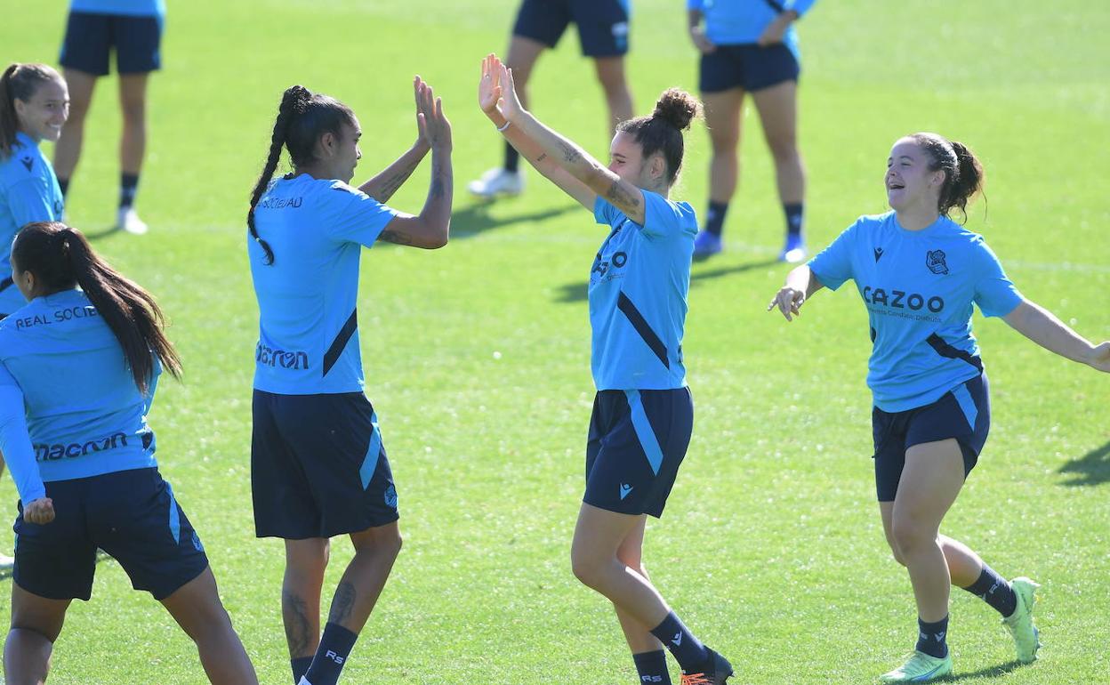 Gaby y Tejada se chocan las manos durante un entrenamiento. 