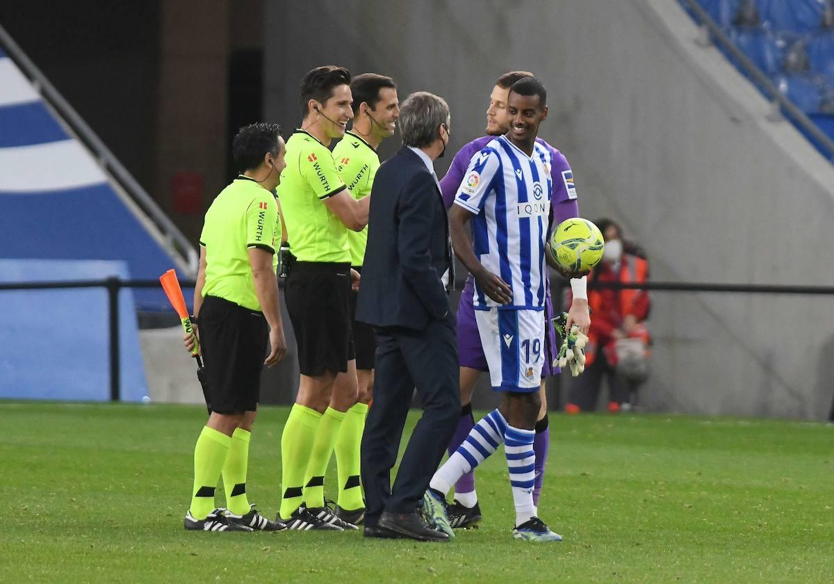 Xabier Eleizegi junto a los colegiados y Alexander Isak en un partido de la pasada temporada.