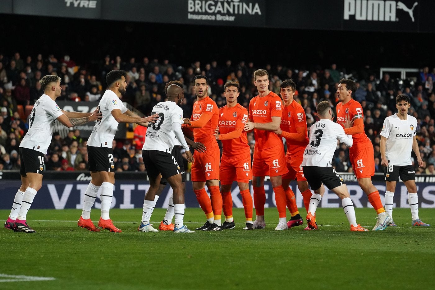 Merino, Zubimendi, Sorloth, Le Normand y Oyarzabal aparecen en el lanzamiento de un córner el sábado en Mestalla.