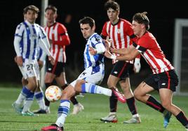 Ander Martín, presionado por un jugador del Bilbao Athletic.