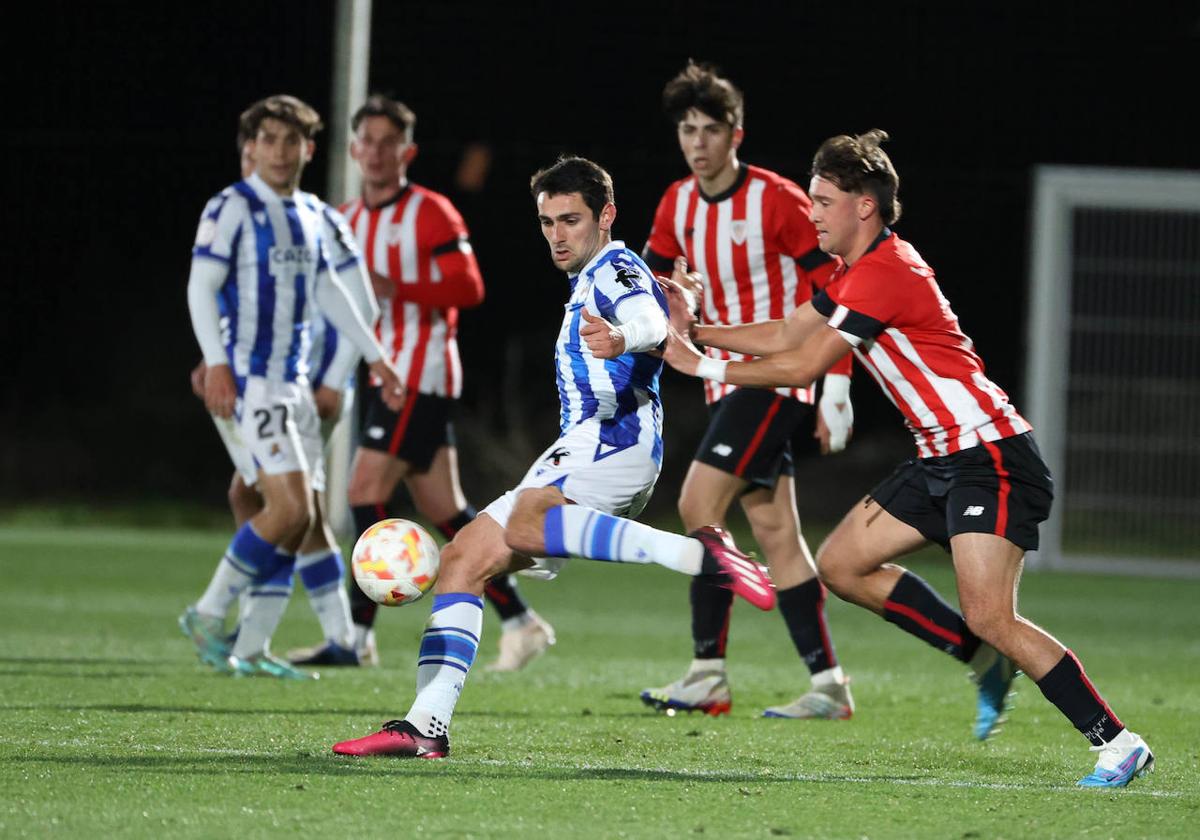 Ander Martín, presionado por un jugador del Bilbao Athletic.