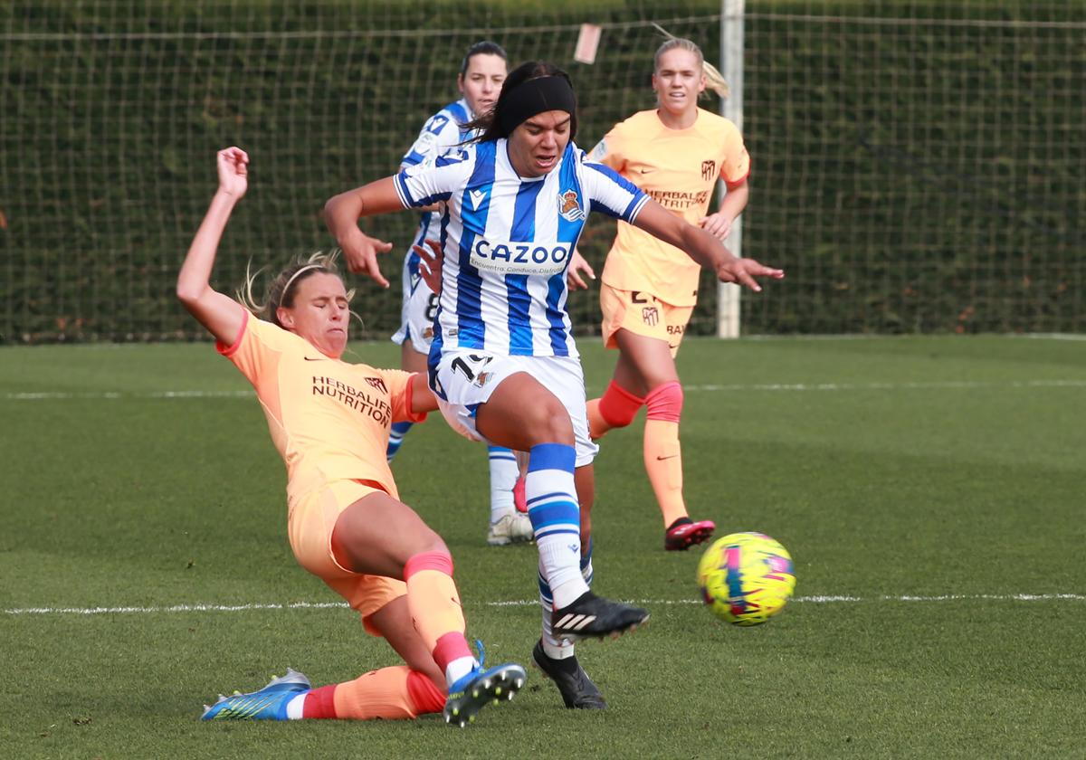 Maitane intenta robar un balón desde el suelo a Andreia.