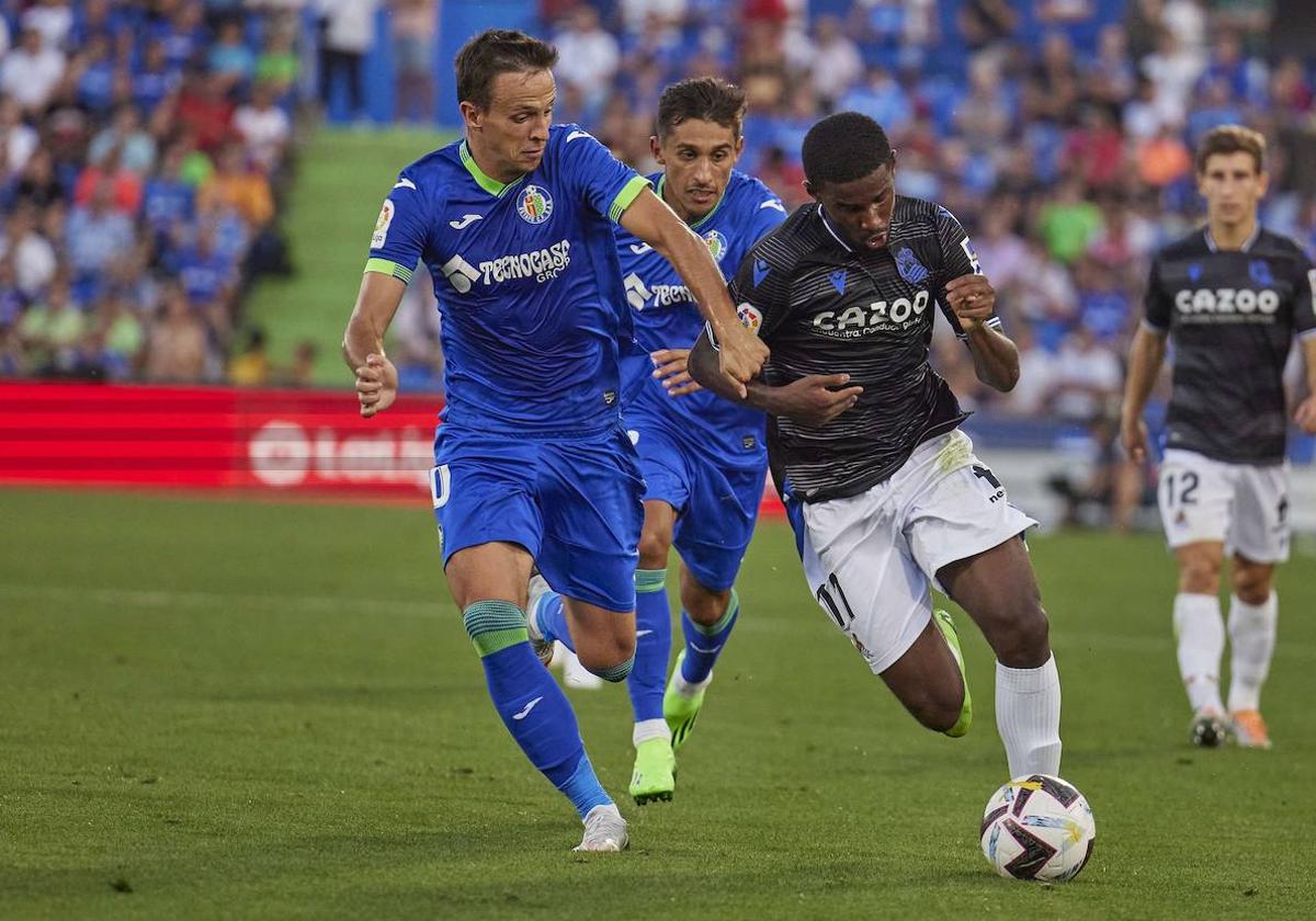 Cho intenta irse de Maksimovic.