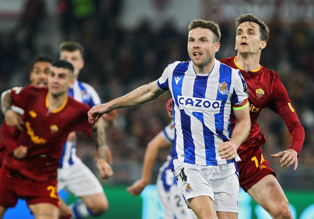 Asier Illarramendi marcado por Diego Llorente en el Olímpico de Roma.