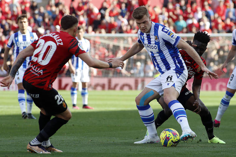 Sorloth trata de defender el balón ante los jugadores del Mallorca.