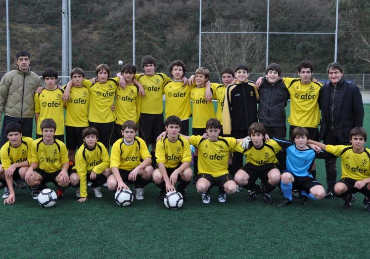 Imagen principal - IImanol, en su época como entrenador del cadete del Orioko en 2009.