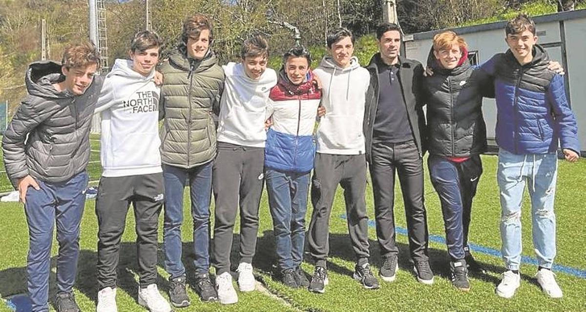 Arteta, tercero por la derecha, en Berio.