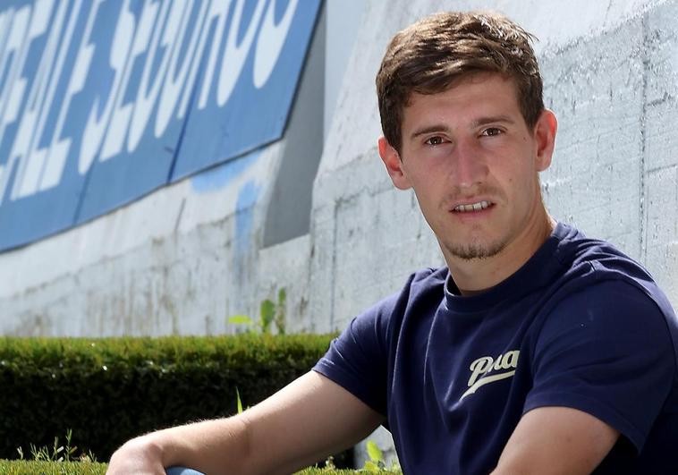 Aihen posa para la entrevista en las escaleras de acceso al José Luis Orbegozo.