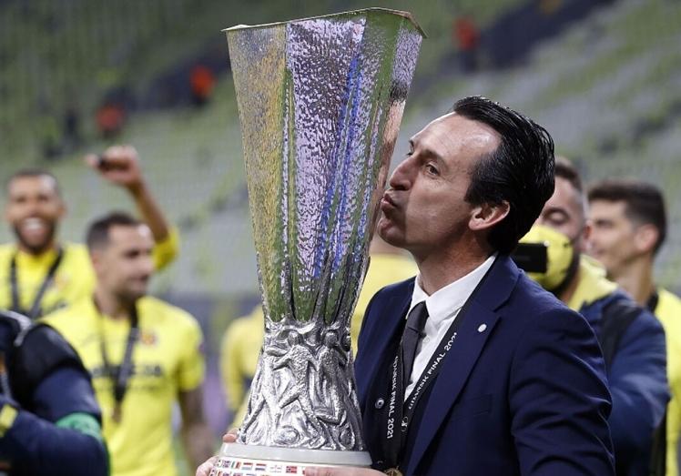 Unai Emery besa la Copa.