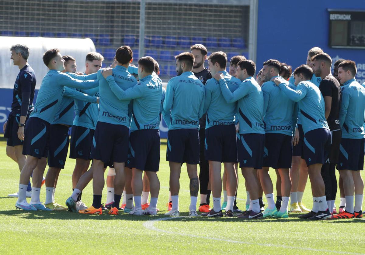 Los jugadores de la Real, en un momento del entrenamiento de ayer.