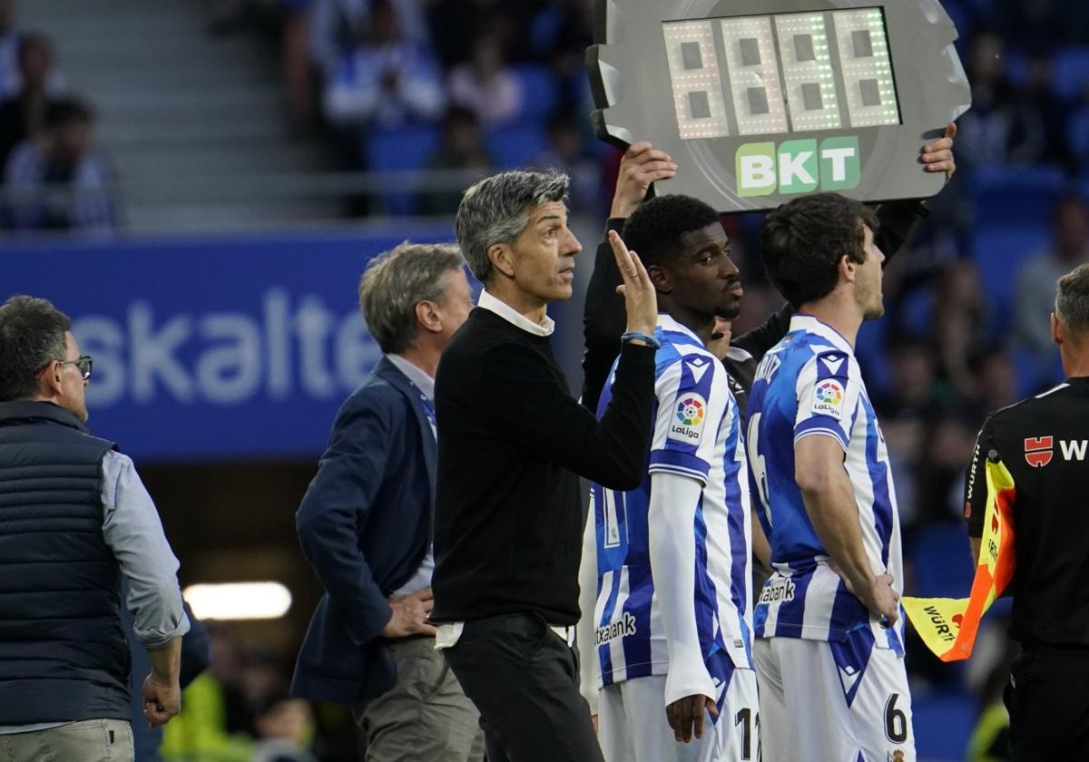 Imanol da una orden en el momento en el que Cho y Aritz iban a entrar en el campo.