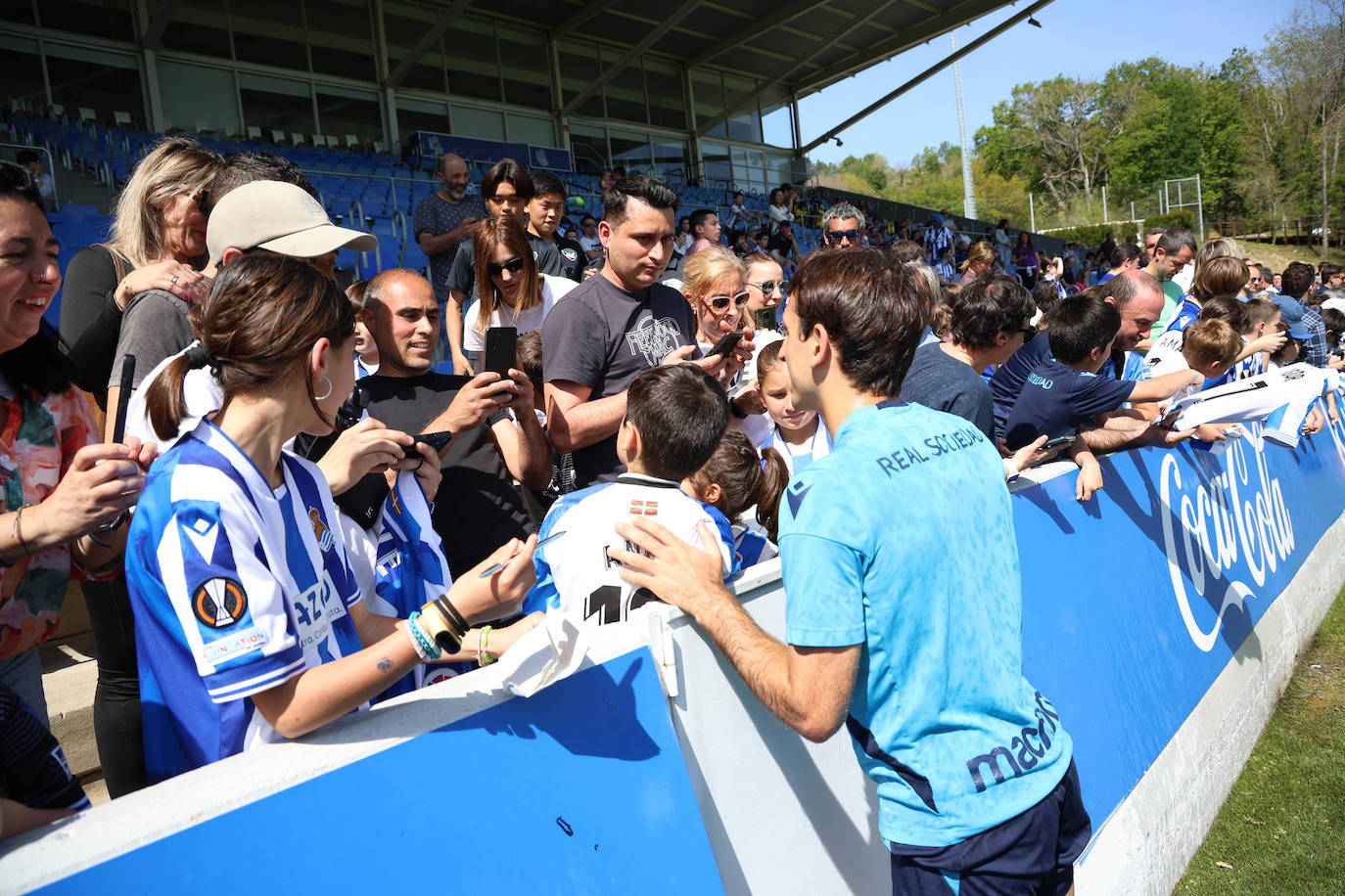 La Real se entrena y se da un baño de masas