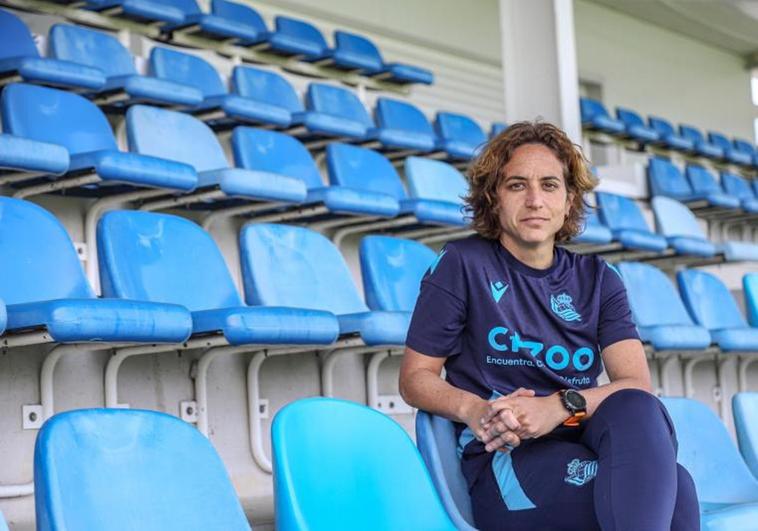 Natalia Arroyo posa para la entrevista en la grada del campo siete de Zubieta.