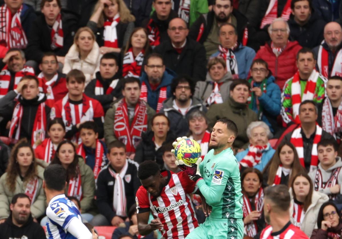 Remiro atrapa el balón para ganarle en el salto a Iñaki Williams, ayer en San Mamés.