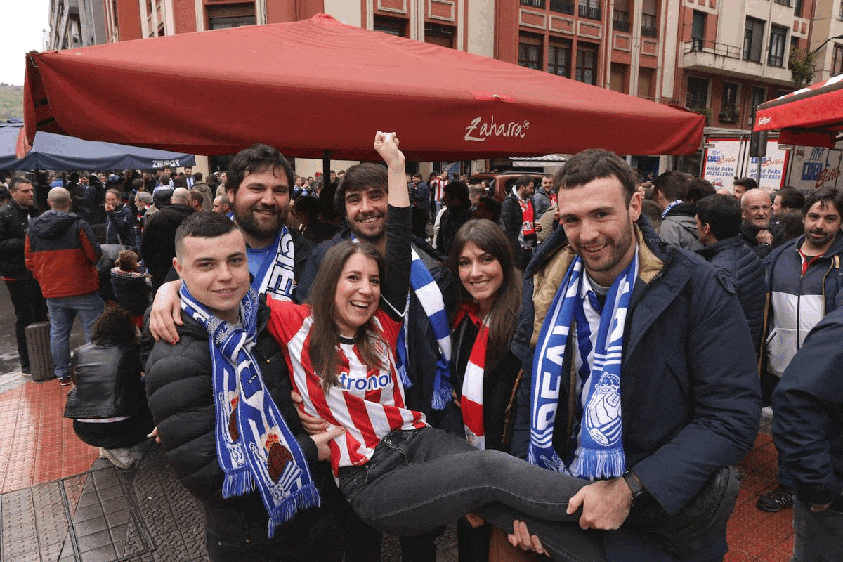 Los aficionados de la Real Sociedad disfrutan por Bilbao.