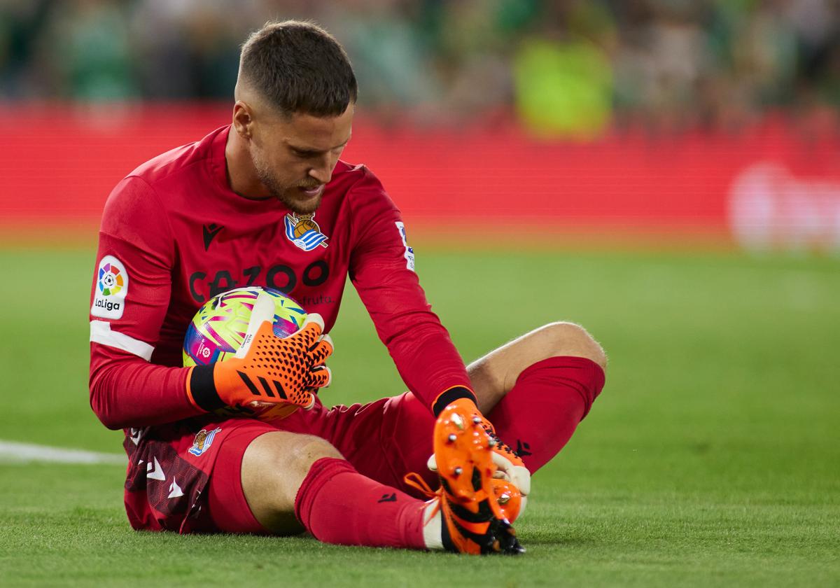 Remiro sostiene un balón sobre el césped del Benito Villamarín.