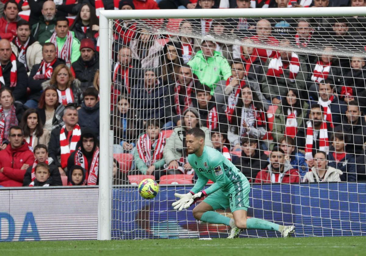 Remiro detiene un balón en San Mamés.