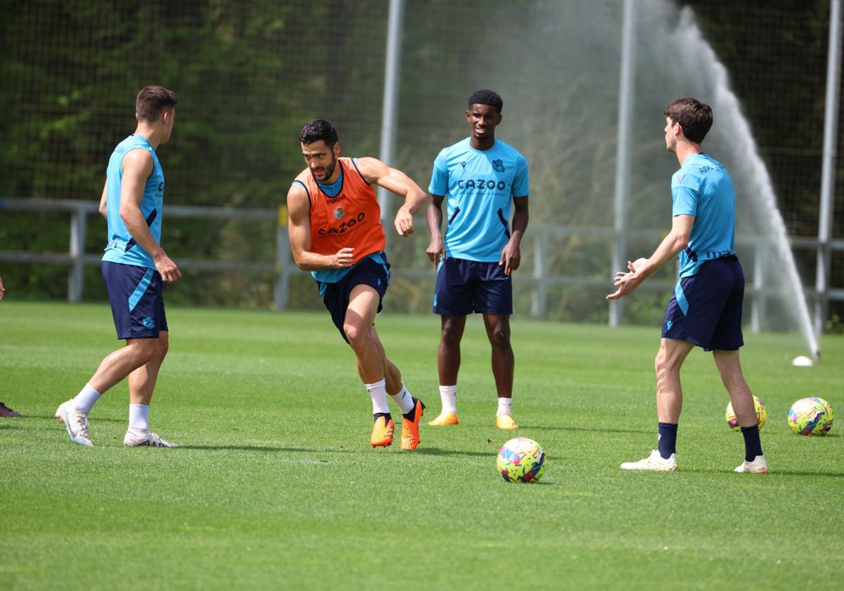 Merino lanza una carrera en presencia de Cho y Aritz Elustondo durante el entrenamiento de ayer.