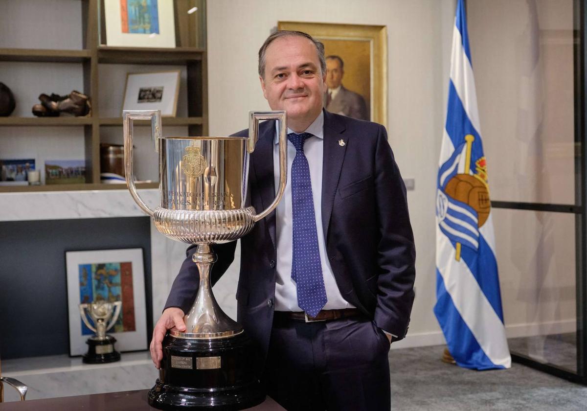 Jokin Aperribay con la Copa del Rey conquistada ante el Athletic.