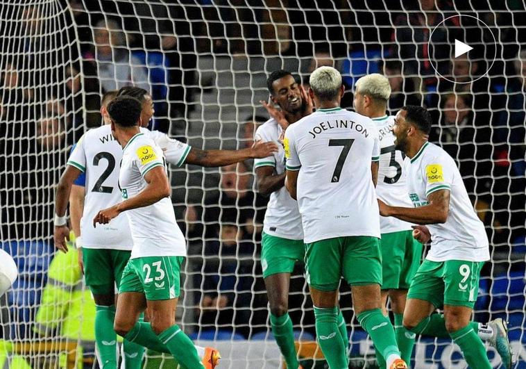 Los compañeros de Alex Isak le felicitan tras su espectacular jugada contra el Everton en la jornada de la Premier League.
