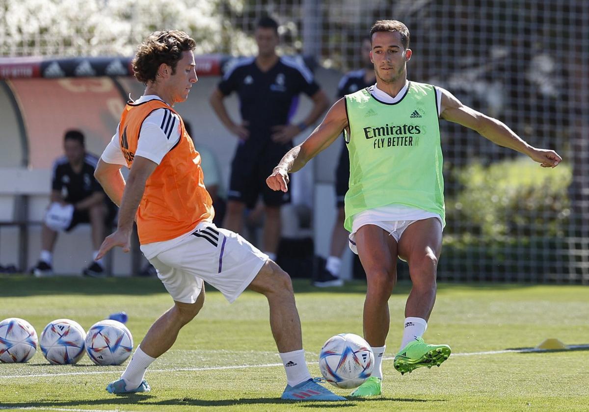 Odriozola intenta robar un balón a Lucas Vázquez durante un entrenamiento en Valdebebas.