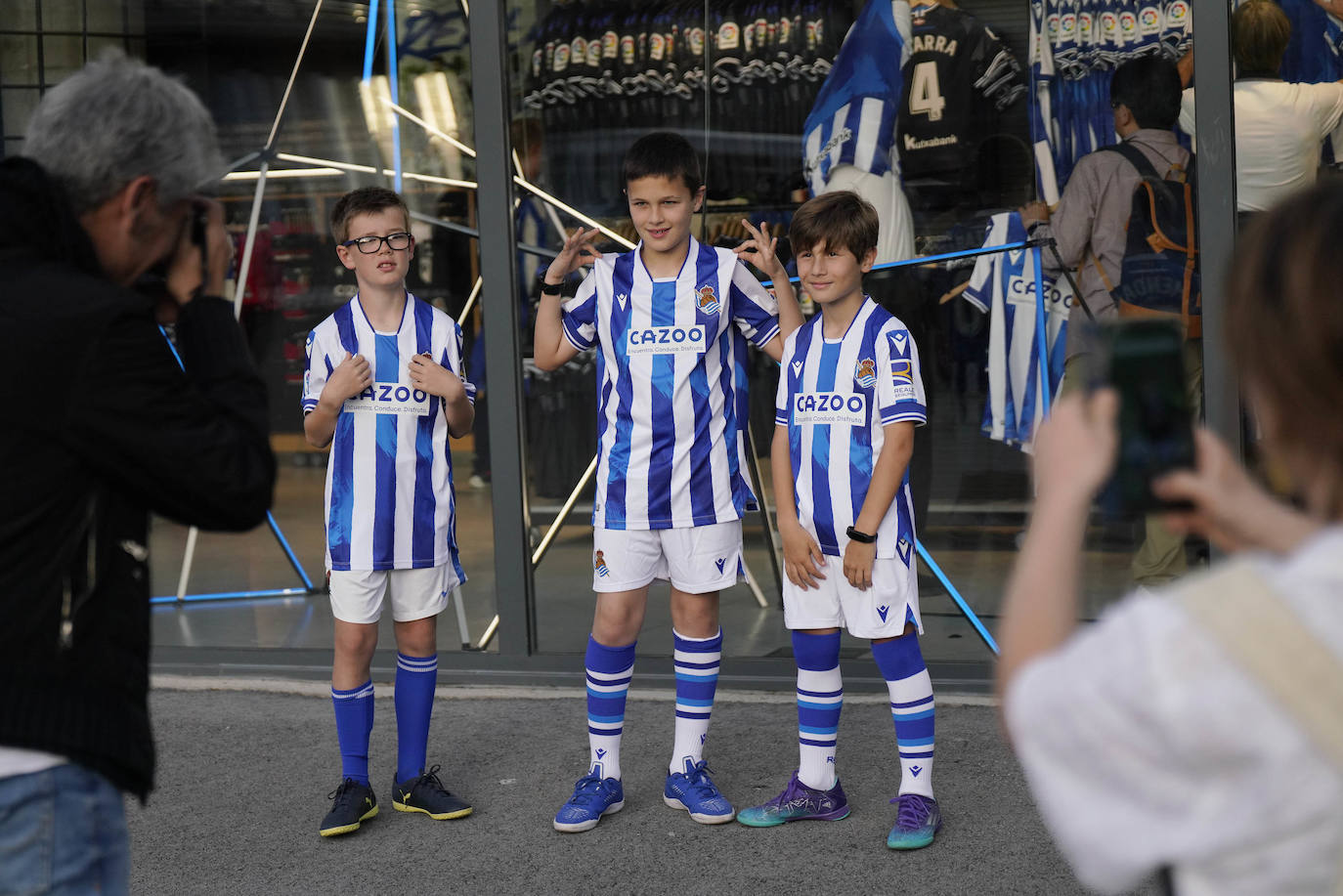 La afición vibra en la llegada del equipo