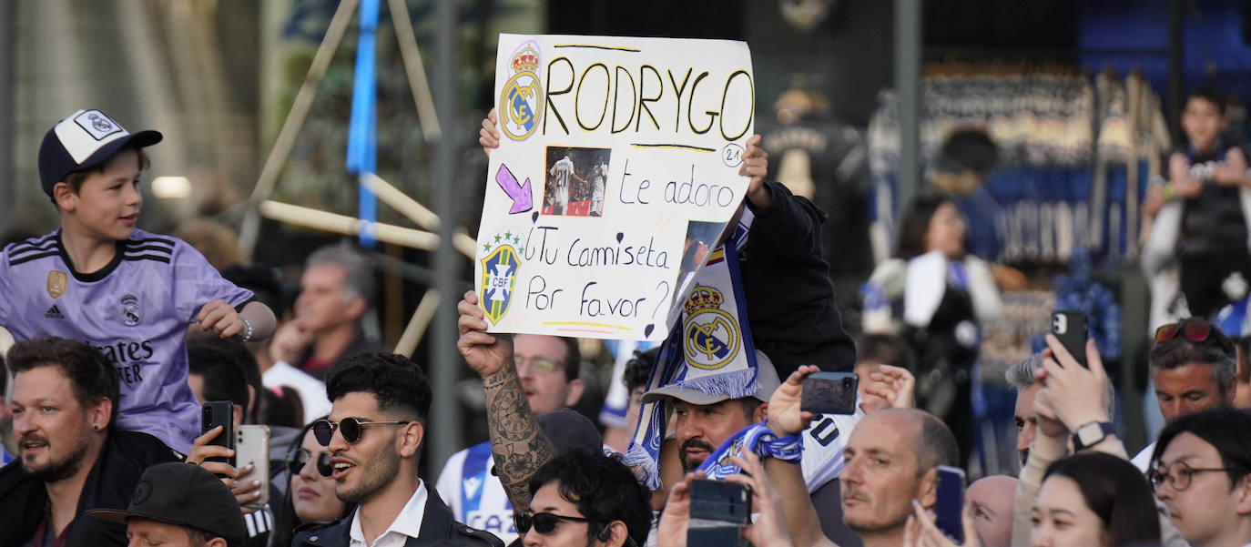 La afición vibra en la llegada del equipo